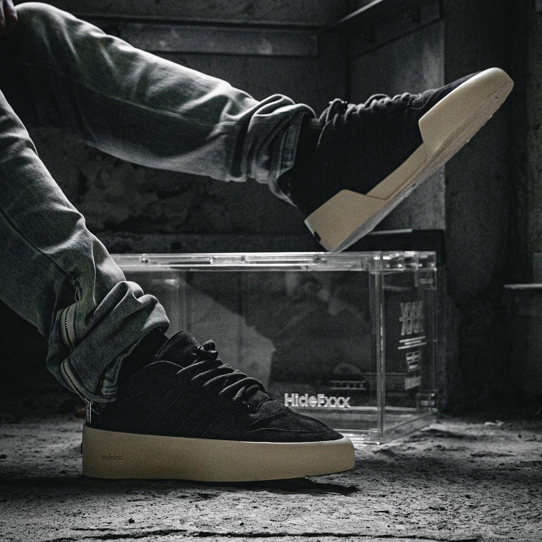 2023年秋発売Fear of God x adidas Forum 86 Lo “Core Black” | Shot Clock